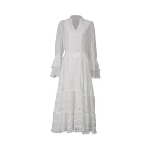 Vue détaillée d'une robe longue blanche de style français avec broderies et manches cloche