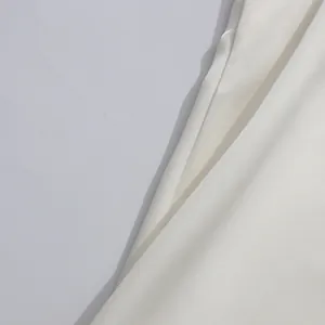 Vista macro de la textura de tela satinada blanca sedosa para un vestido elegante