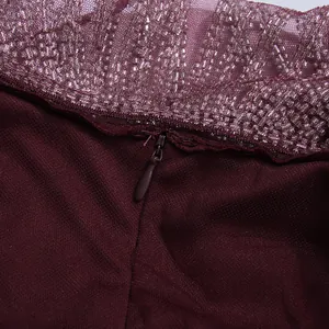 Primer plano detallado de la cremallera invisible en un vestido de malla burdeos