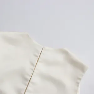 Primer plano del elegante escote trasero de un vestido de satén blanco sin mangas y acabado suave