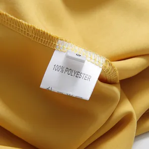 Detailweergave van het kledinglabel met 100% polyester stof en maat S-informatie
