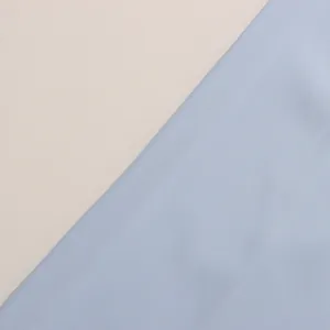 Vue rapprochée de la texture du tissu bleu clair pour une robe d'été française chic