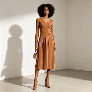 Elegante abito midi in maglia a maniche lunghe in stile francese marrone con pieghe orlo