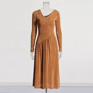 Elegante abito lungo in maglia color caramello con scollo a V asimmetrico e maniche lunghe