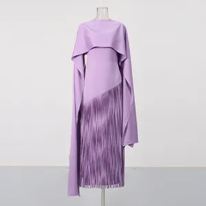 Detail van lila jurk met diagonaal gesneden franje en elegant cape-ontwerp