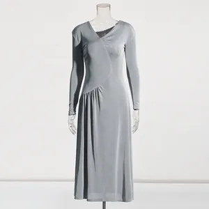 Abito lungo in maglia grigia stile francese con scollo asimmetrico su manichino trasparente