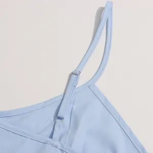 Détail en gros plan des bretelles réglables sur une robe d'été bleu clair de style français