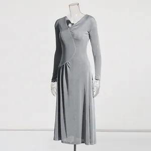 Abito midi grigio a maniche lunghe in maglia con scollo a V incrociato e vita pieghettata.