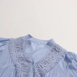 Gros plan d'une robe bleue de style français avec broderie dentelle et détails frangés