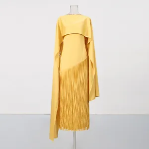 Elegante gele avondjurk met cape en lange franjes gepresenteerd op een etalagepop in de studio