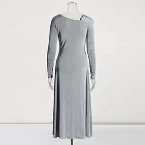 Elegante abito in maglia grigio a maniche lunghe con scollo asimmetrico a pieghe