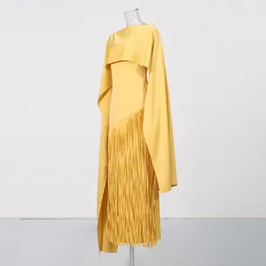 Zijaanzicht van een elegante gele jurk met lange franjes en een cape-stijl silhouet