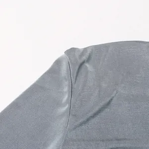 Primo piano del tessuto a maglia liscia e della cucitura della spalla di un abito grigio.