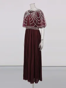 Elegante vestido largo plisado burdeos con capa de malla y pedrería para fiestas.