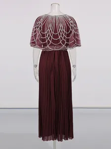 Elegante vestido largo plisado burdeos con capa de malla con cuentas para la noche