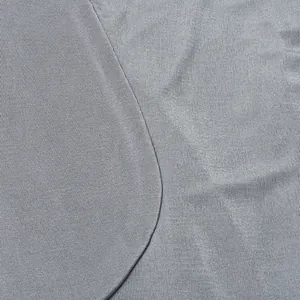 Primo piano della trama del tessuto a maglia elastica grigia per un abito aderente
