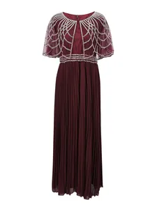 Elegante vestido largo plisado burdeos con capa de malla y pedrería para eventos de gala