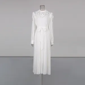 Vue détaillée de face d'une robe plissée blanche vintage élégante avec dentelle
