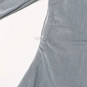 Dettaglio ravvicinato della cerniera invisibile su un abito lungo in maglia grigia