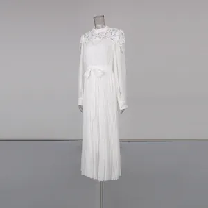 Détail de la robe midi plissée blanche élégante avec col montant de style vintage