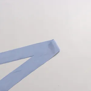 Gros plan détaillé d'une ceinture en tissu bleu clair pour une robe d'été de style français