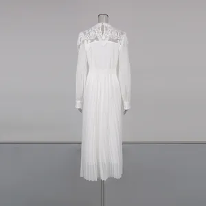 Vue arrière d'une élégante robe plissée blanche avec des détails raffinés en dentelle aux épaules