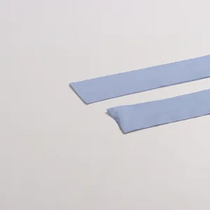Détail d'une ceinture en tissu bleu clair pour robe d'été en mélange de coton doux