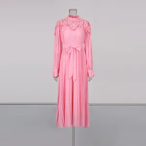 Robe midi plissée rose élégante avec col montant en dentelle et ceinture.