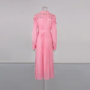 Vue arrière d'une robe mi-longue plissée rose élégante avec broderie en dentelle.