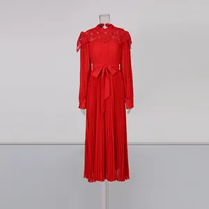 Vue détaillée d'une robe plissée rouge vintage élégante avec col en dentelle et ceinture