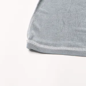 Primo piano dettagliato che mostra le cuciture precise e la trama in maglia fine di un abito grigio