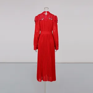 Vue arrière d'une robe midi plissée rouge élégante avec détails en dentelle