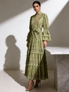 Élégante robe longue à volants vert olive style français avec broderie ajourée