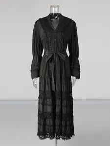 Élégante robe longue noire style français avec broderie ajourée et manches évasées