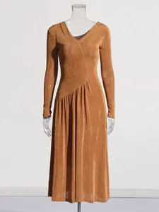 Elegante abito longuette in maglia a maniche lunghe in stile minimalista francese da donna