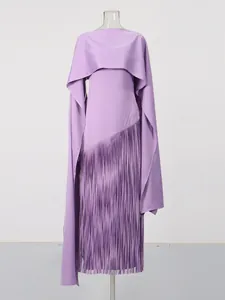 Elegante mistpaarse maxi-jurk met asymmetrische franjes en een chic cape-ontwerp dames.