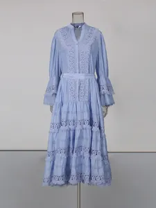 Robe longue bleu clair de style français avec broderie évidée et manches cloche