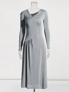 Elegante abito lungo grigio in maglia a maniche lunghe con scollo asimmetrico chic