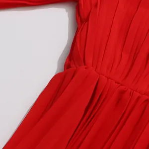 Gros plan sur la taille et la texture du tissu plissé d'une robe d'été rouge vif élégante