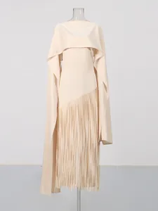 Elegante crèmekleurige avondjurk met franjes en cape-stijl sjaal, schuin gesneden