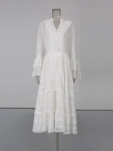 Robe longue blanche de style français avec broderie en dentelle et manches trompettes