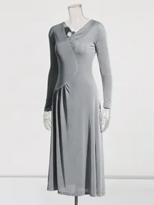 Elegante abito grigio in maglia con scollo a V, maniche lunghe e orlo asimmetrico