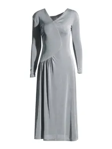 Elegante abito lungo in maglia elastica argento con maniche lunghe e vita arricciata
