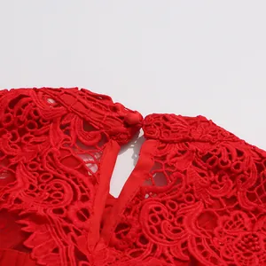 Vue détaillée de l'élégant décolleté en dentelle rouge avec dos en trou de serrure