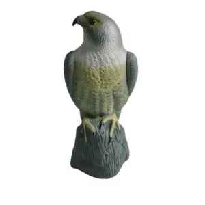 Realistische Falken-Attrappe aus Kunststoff zur Vogelabwehr im Garten und Außenbereich.