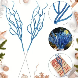 Vista dettagliata di rami decorativi con glitter blu per decorazioni di feste ed eventi