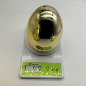 Vista dettagliata di un uovo di Pasqua in plastica dorata lucida che pesa 55,5 g