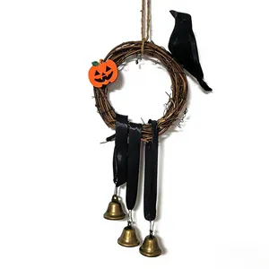 Halloween-Kranz aus Naturreben mit Kürbis schwarzer Krähe und hängenden Glocken