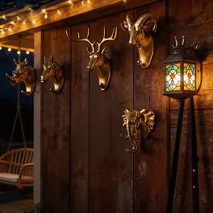Crochets muraux tête d'animal dorés avec cerf éléphant et bélier dans un décor rustique