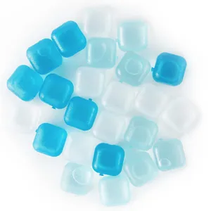 Vue détaillée de 24 glaçons en plastique réutilisables bleus et blancs pour boissons